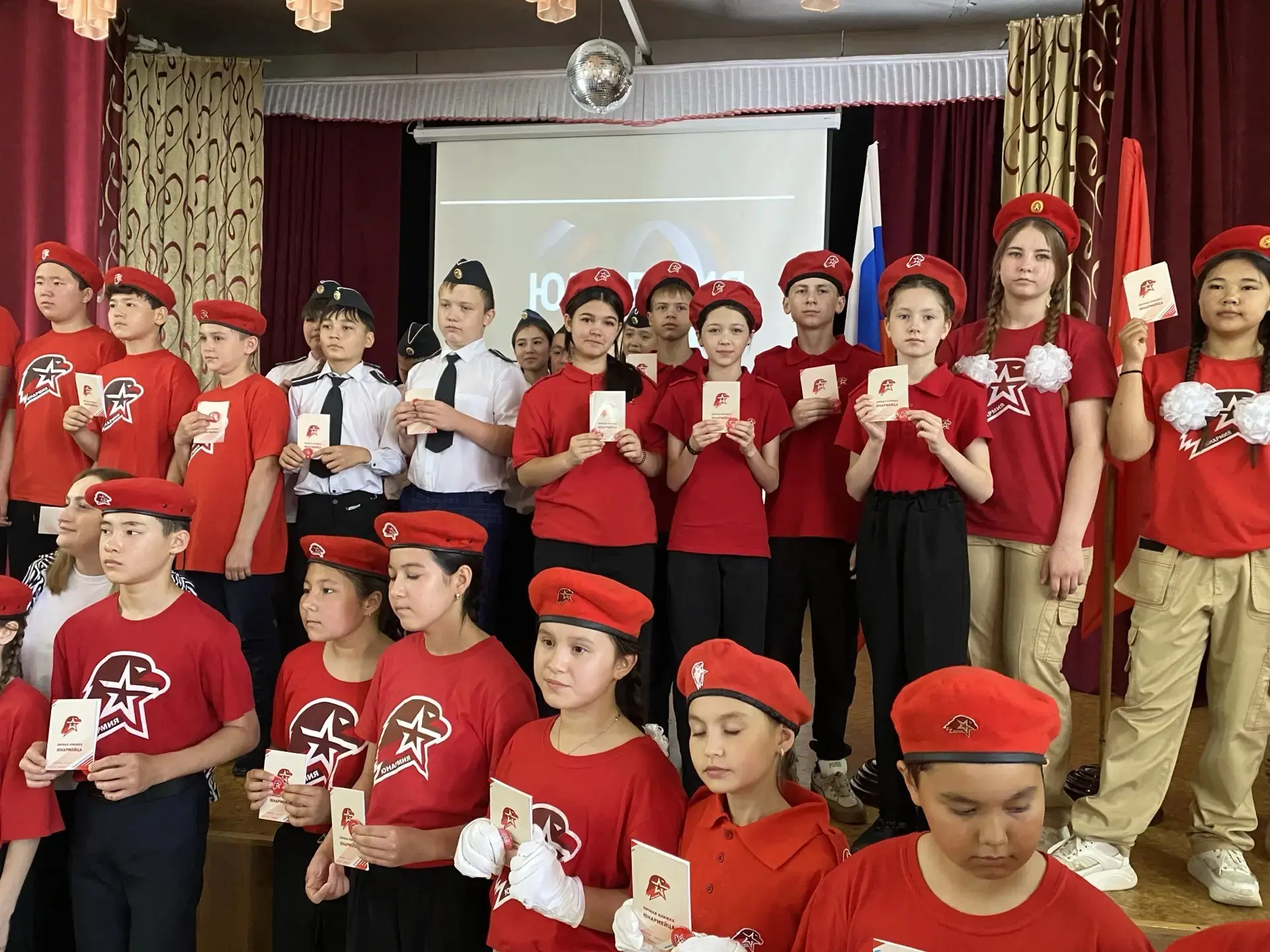 🇷🇺🚩 Слёт юнармейцев в Соль-Илецке: 10 лет в едином строю!
10 июня наши ребята из юнармейского отр