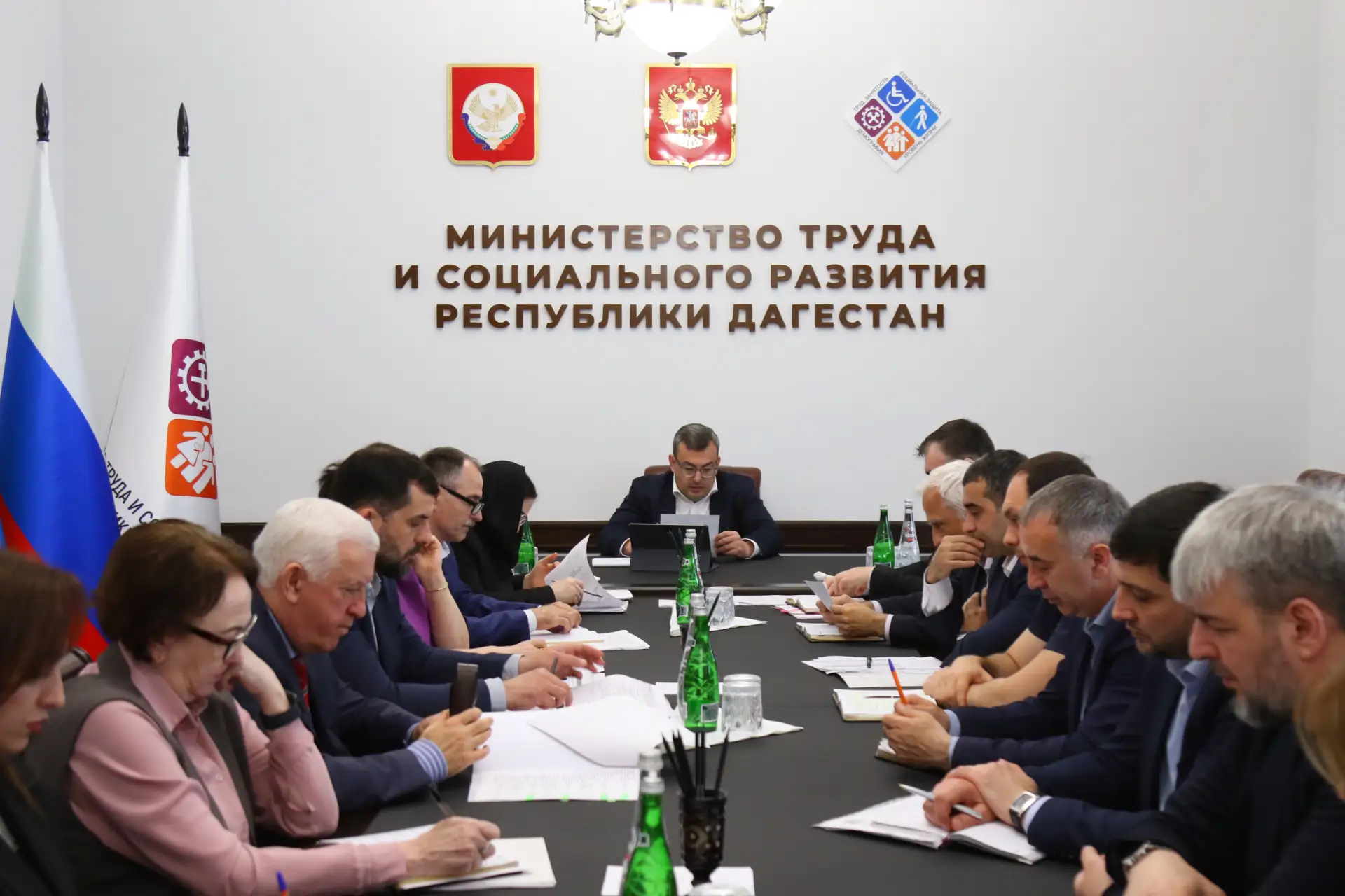 📋 Магомедзагид Кихасуров провёл аппаратное совещание по ключевым вопросам Минтруда Даг...