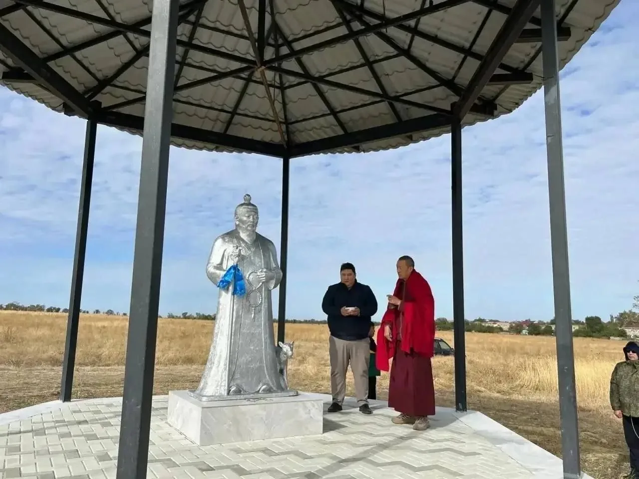 В Яшалте открыли монумент Белому Старцу