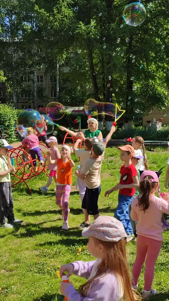 Сегодня все мыльные пузыри в нашем детском саду!!!!