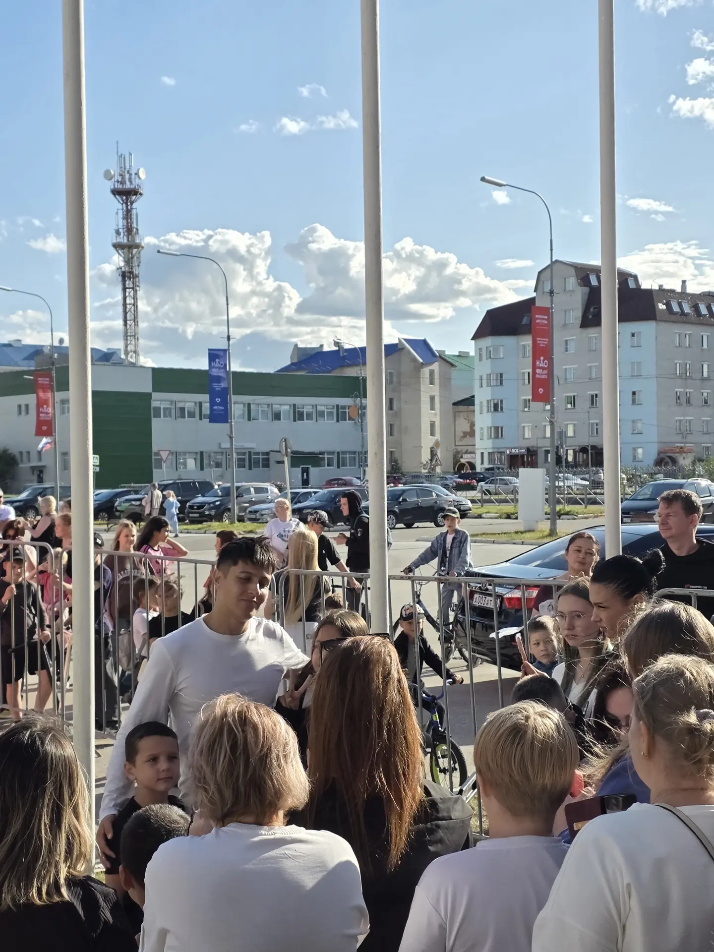 Юные жители НАО уже успели сфотографироваться с Хабибом