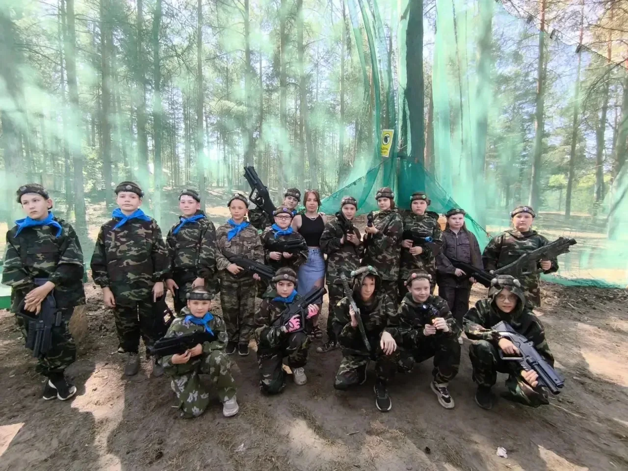 Сегодня 5Б класс устроил себе настоящий день приключений на берегу Изумрудного озера! С...