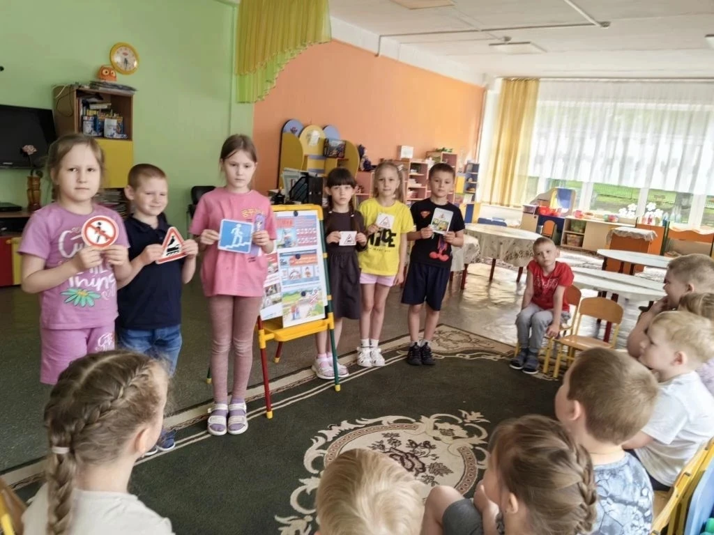 В рамках месячника "Уступи дорогу поездам" воспитанники подготовительной группы освоили...