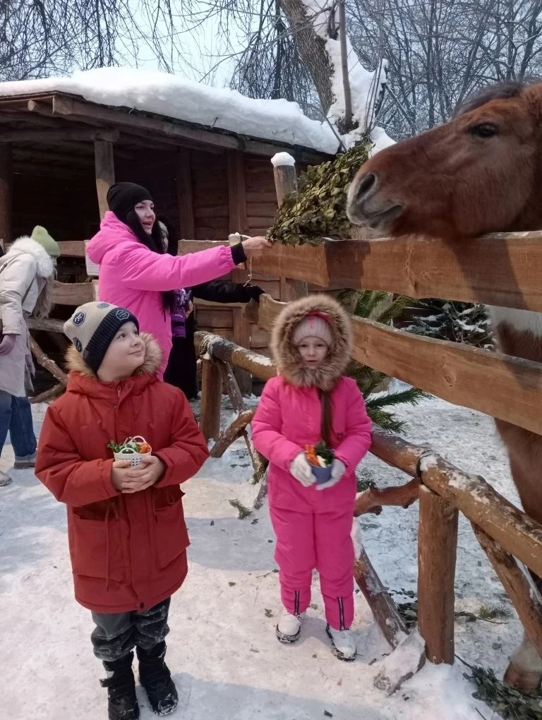 Меня зовут Васильев Никита, учусь в 1 "Г" классе. На каникулах с семьёй были  в парке "Сказка" , смо