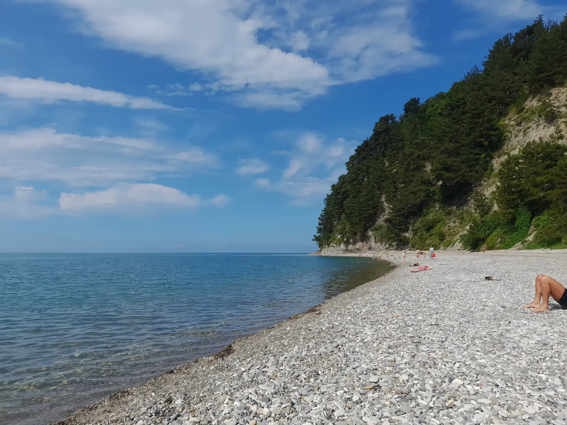 На пляже «Приморский» уже ощущается лето, хотя и не в полной мере. Вода заметно потеплела: у самого 