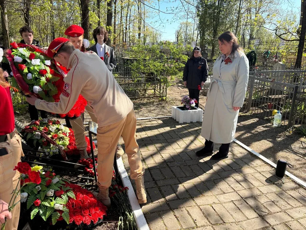 Сегодня Петровское кладбище стало местом глубокого поклонения и нерушимой памяти. У Братского захоро