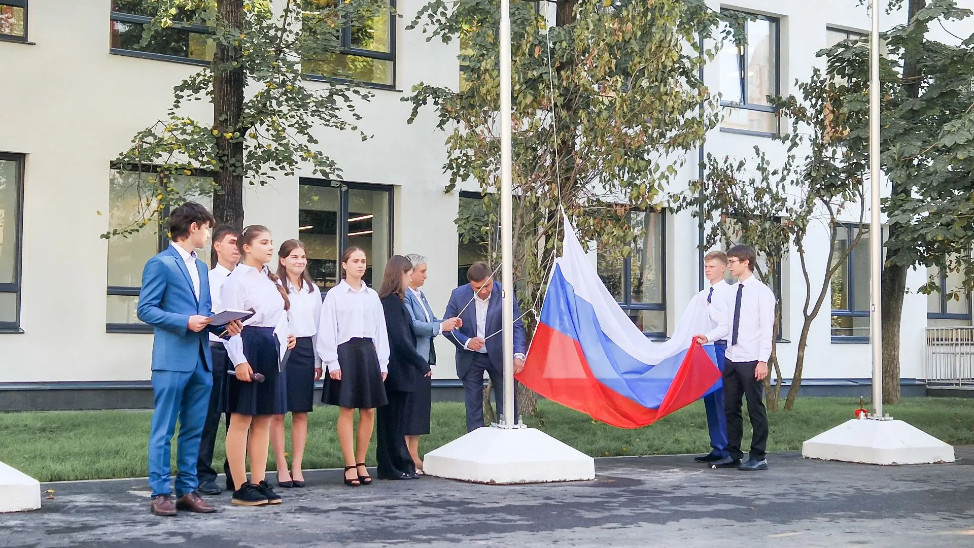 Общественные советники главы управы Таганского района поздравили директоров и коллектив...