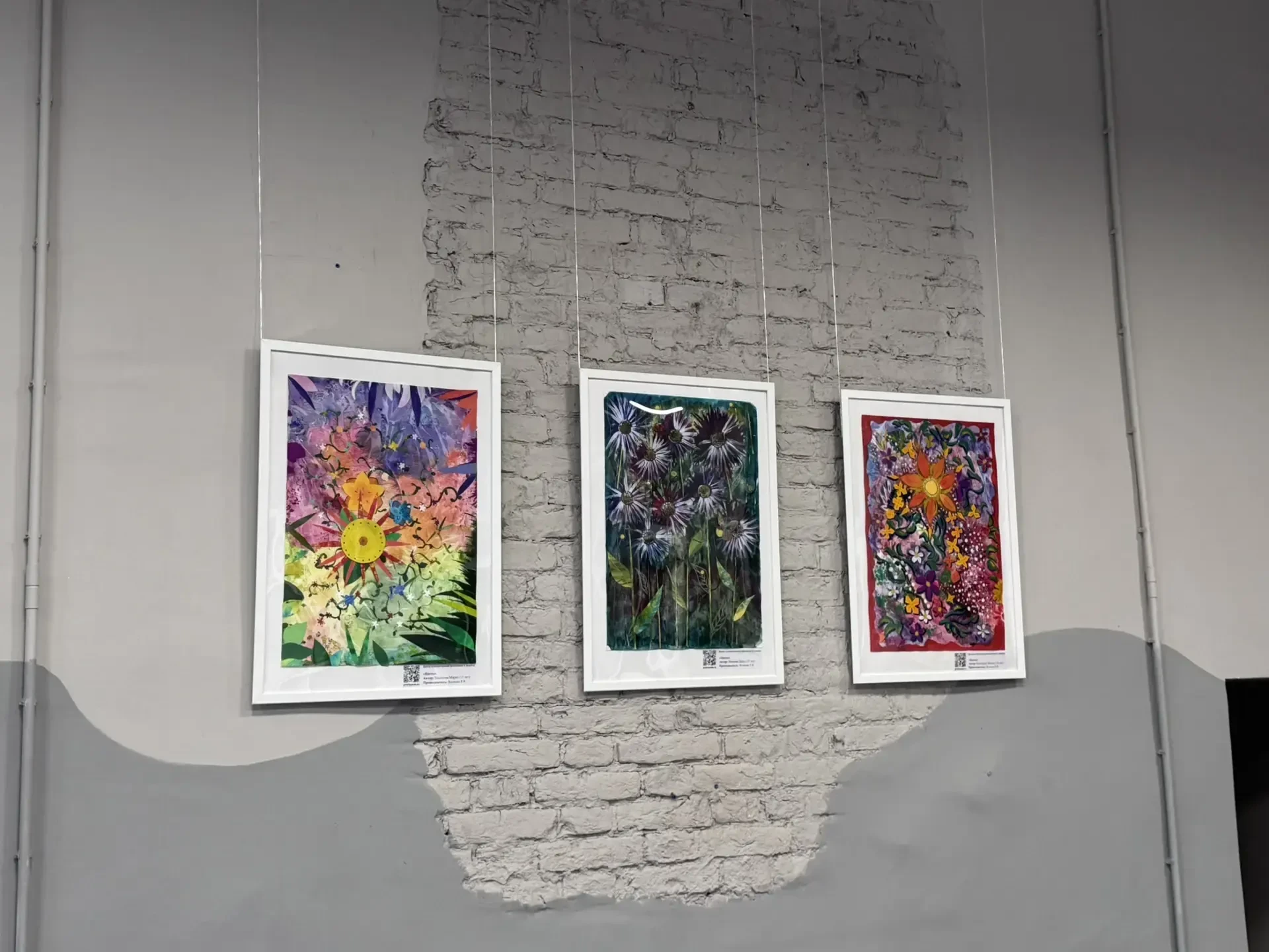 🖼Новая выставка в нашей гостиной. Свои работы на этот раз представили совсем юные художники — ученик