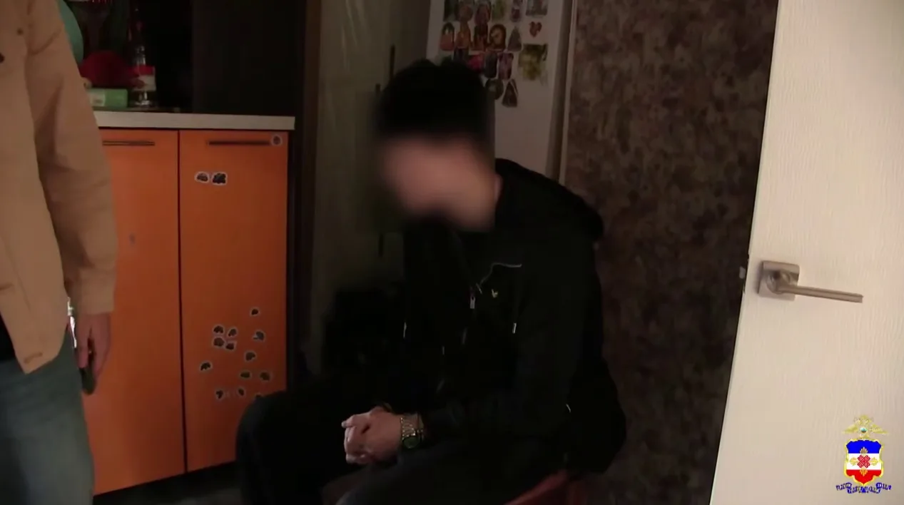 Полиция Марий Эл взяла 19-летнего курьера аферистов 🤲  Мошенники звонили пенсионеркам из Йошкар-Олы 