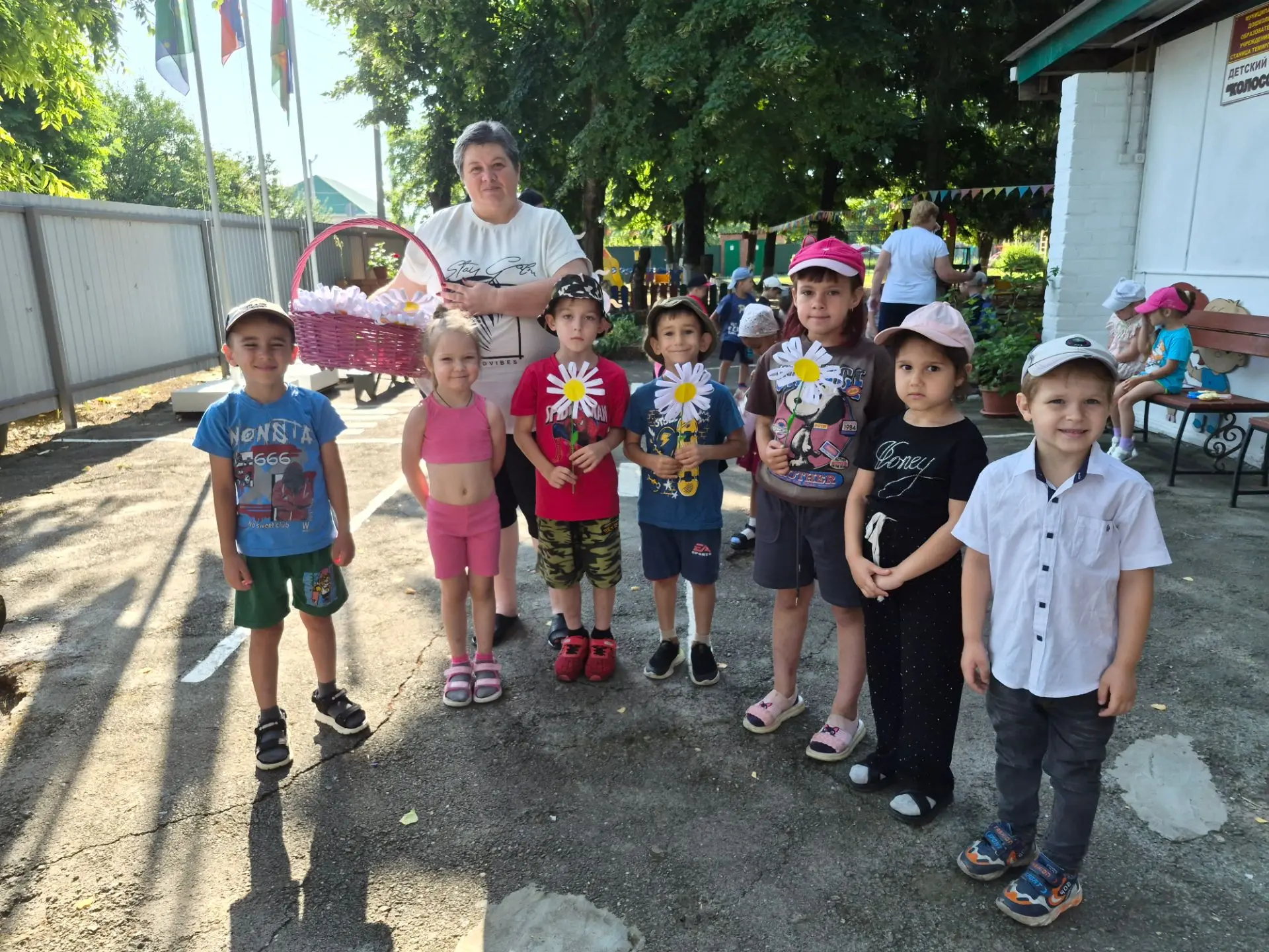 В нашем детском саду прошла акция «Ромашка на счастье», приуроченная ко Дню семьи, любв...