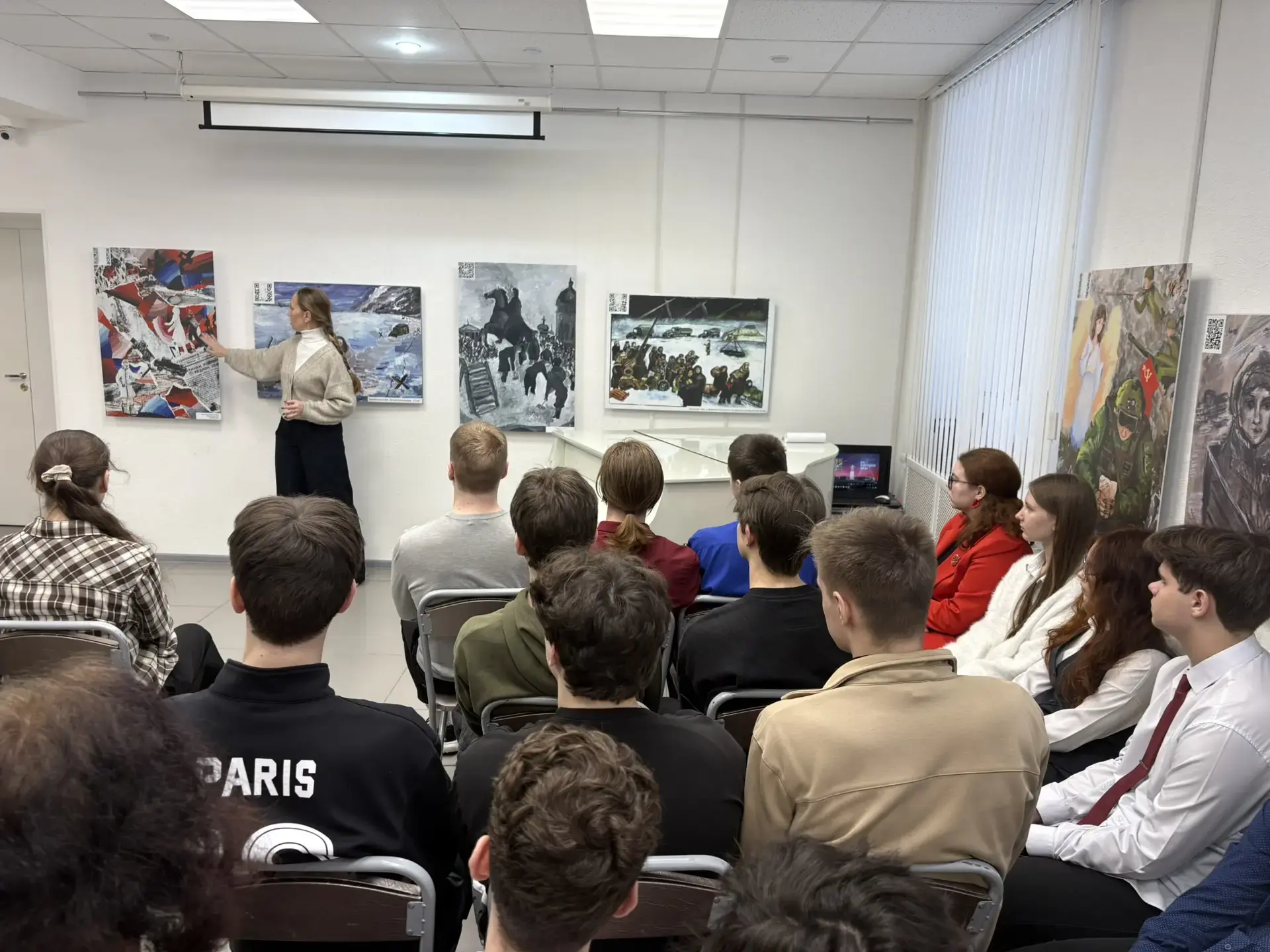 🗓Обучающиеся 10А и 11В классов по Пушкинской карте посетили выставку произведений победителей четыре