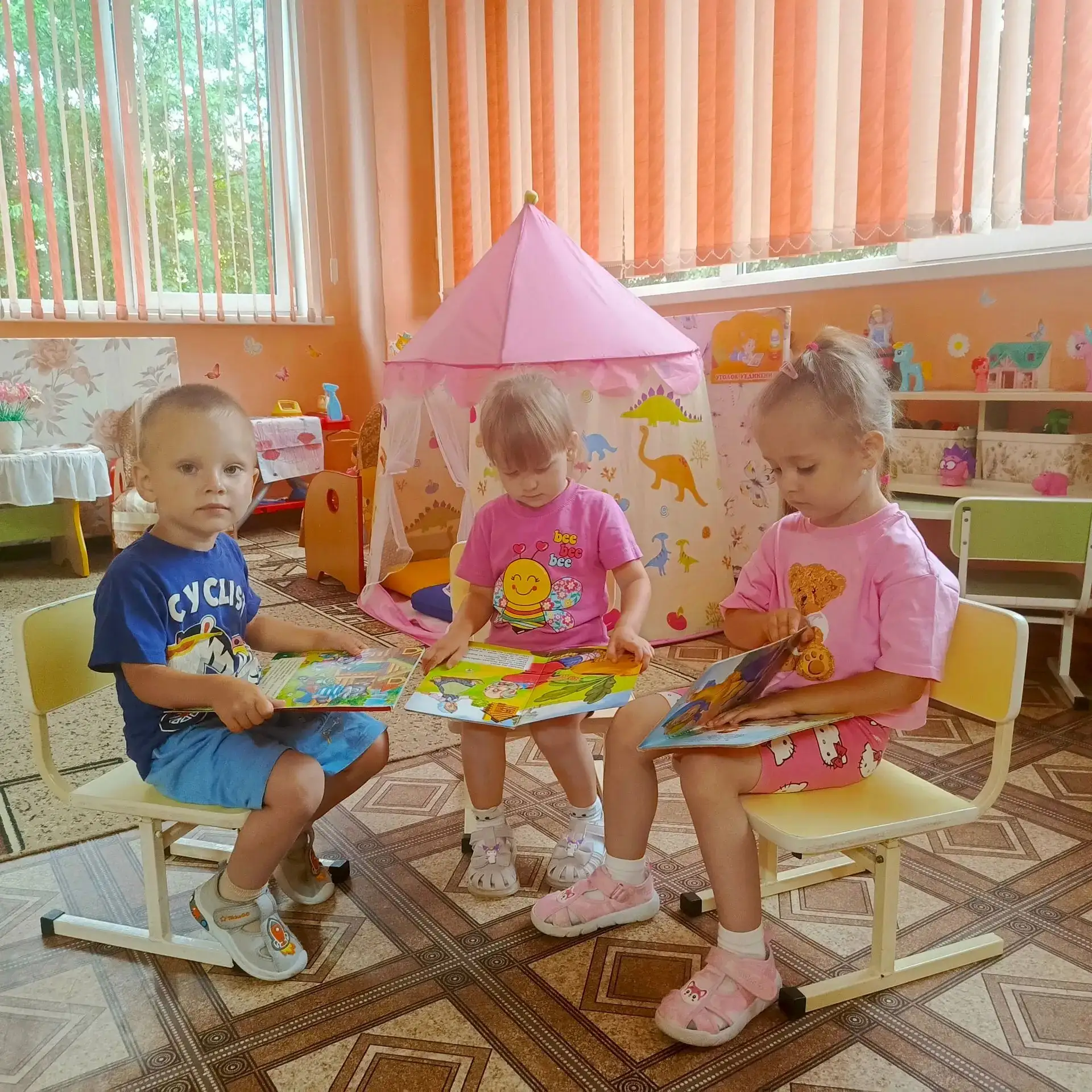 Дети группы "Зайчик" активно играют в различные игры.