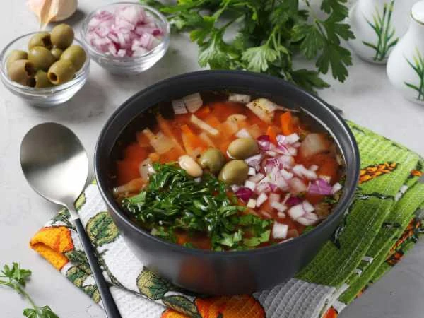 🍅 Греческий томатный суп.  Ингредиенты:   • Фасоль белая консервированная – 200 г  • Лук репчатый – 