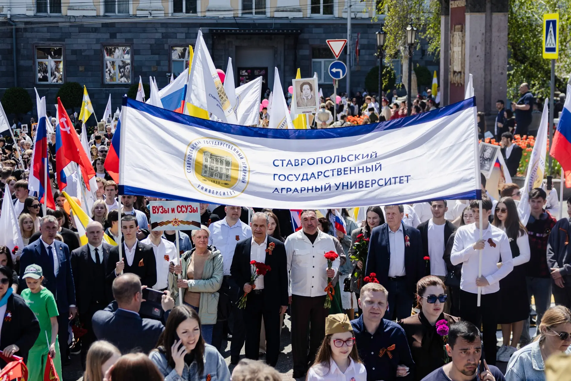 «Бессмертный полк» объединил 90 тысяч ставропольцев 🕊️❤️  9 мая по центральным улицам Ставрополя про