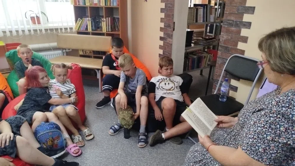 🎉 «По следам героев книг»: спорт, книги и море эмоций! 🎉

Во дворе нашей библиотеки прошло спортив