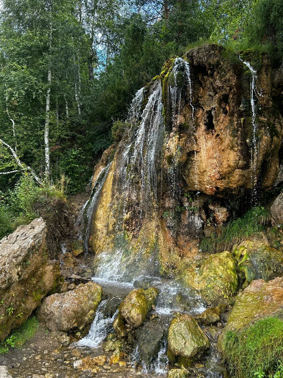 🥰🌊 «Слёзы девушки, замурованной в пещере»: легенда о водопаде Плакун и его непрерывно...