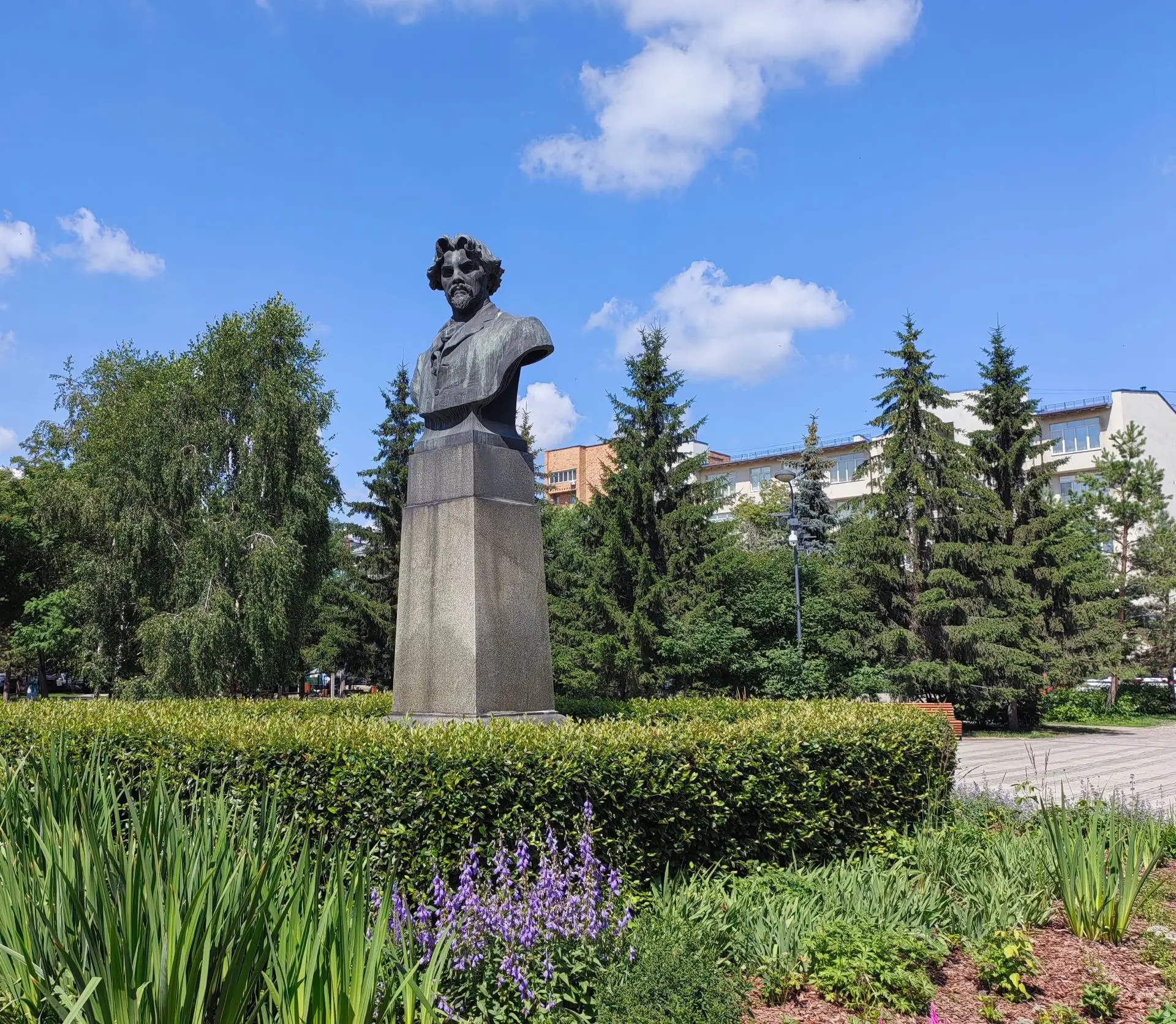 Двойнику повезло больше