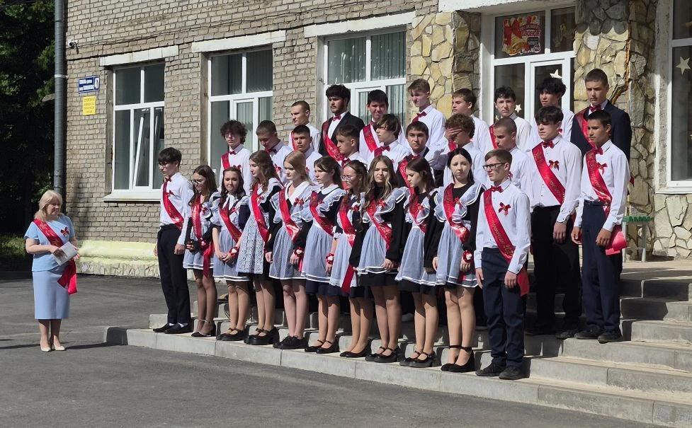 🔔«Звенит звонок, как будто сердце бьется...»