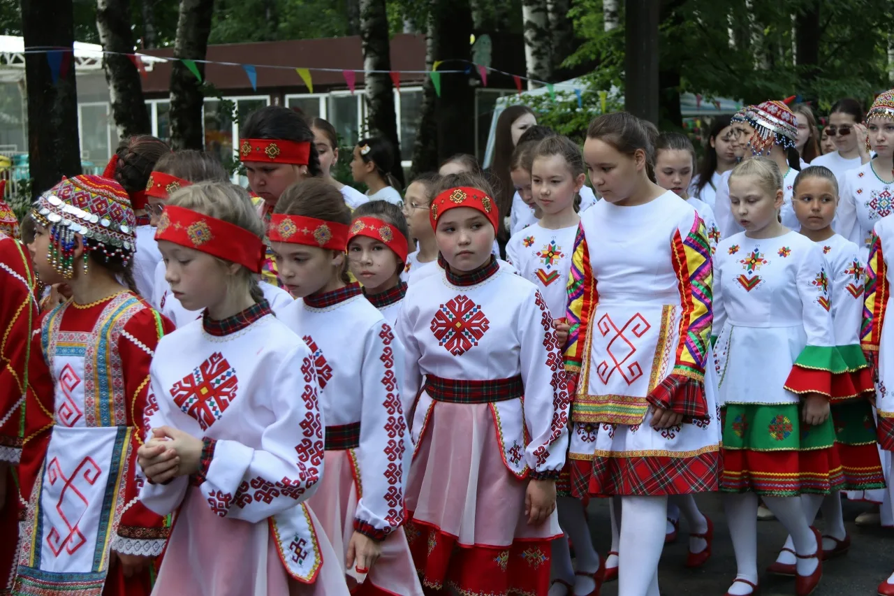 Лето — время ярких красок, улыбок и, конечно же, танцев! Образцовый детский хореографический ансамбл