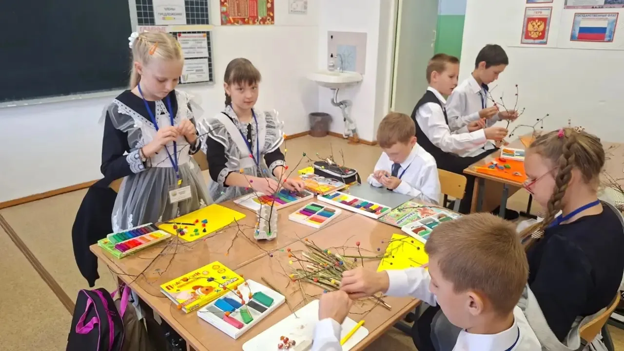 Ученики 3 и 4 классов,в рамках недели экологии, изготовили поделки на тему «Вторая жизн...