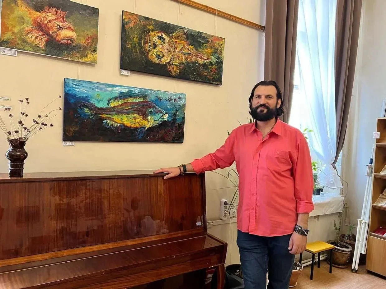 🌊 Магистрант ХГПУ Петр Доценко представил картины, написанные под водой