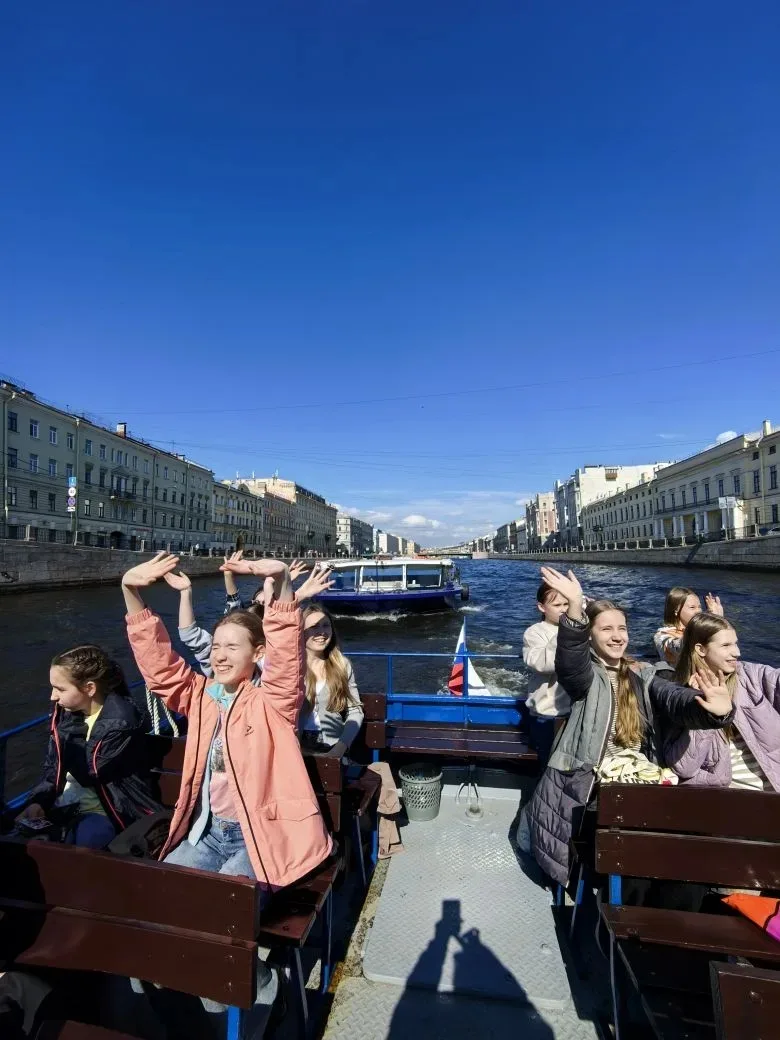 🚢 От учебы к приключениям: 5Б покоряет Петербург с воды и суши!  🎉 Ученики 5 «Б» класса совершили ув