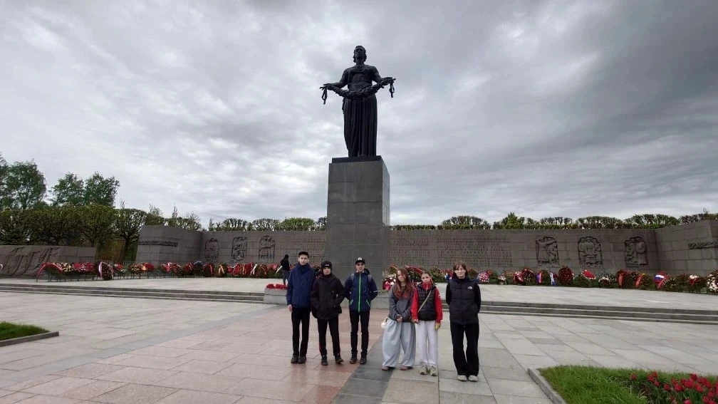 15 мая ученики 6 «Б» посетили Пискарёвское мемориальное кладбище — одно из самых пронзи...