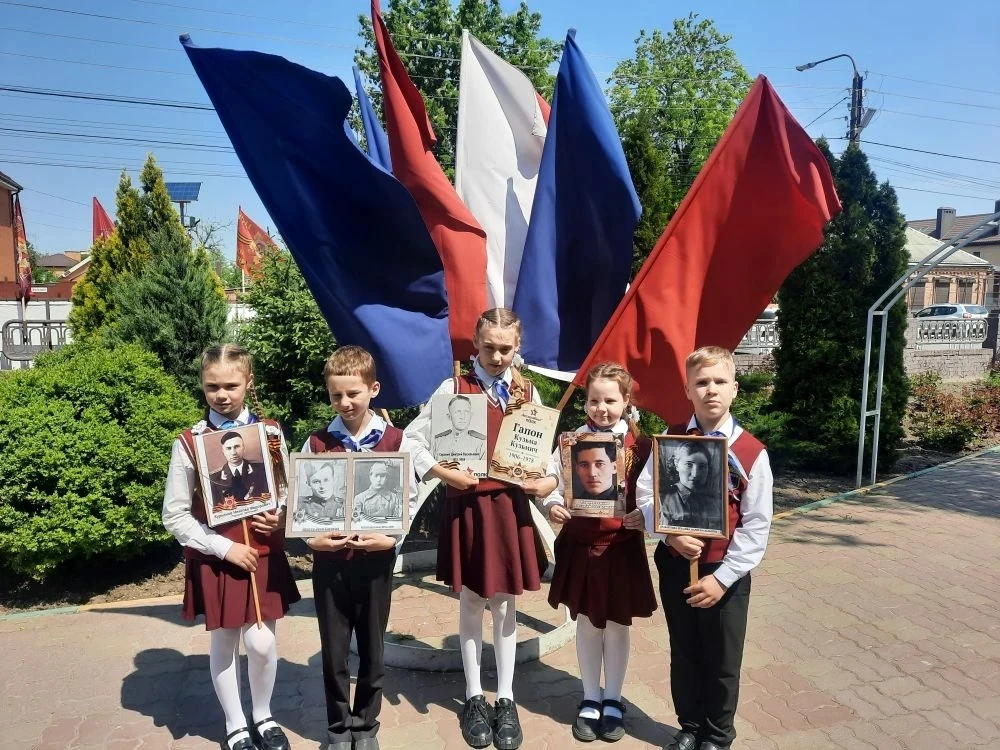 БЕССМЕРТНЫЙ ПОЛК  Наши ученики и учителя приняли участие в масштабной патриотической акции «Бессмерт