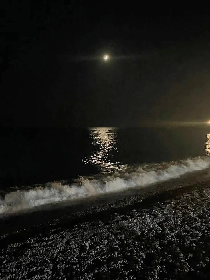 Всем доброго вечера! 🤗 
Лунная дорожка ✨ Чёрное море 🌊
Фото: Светлана