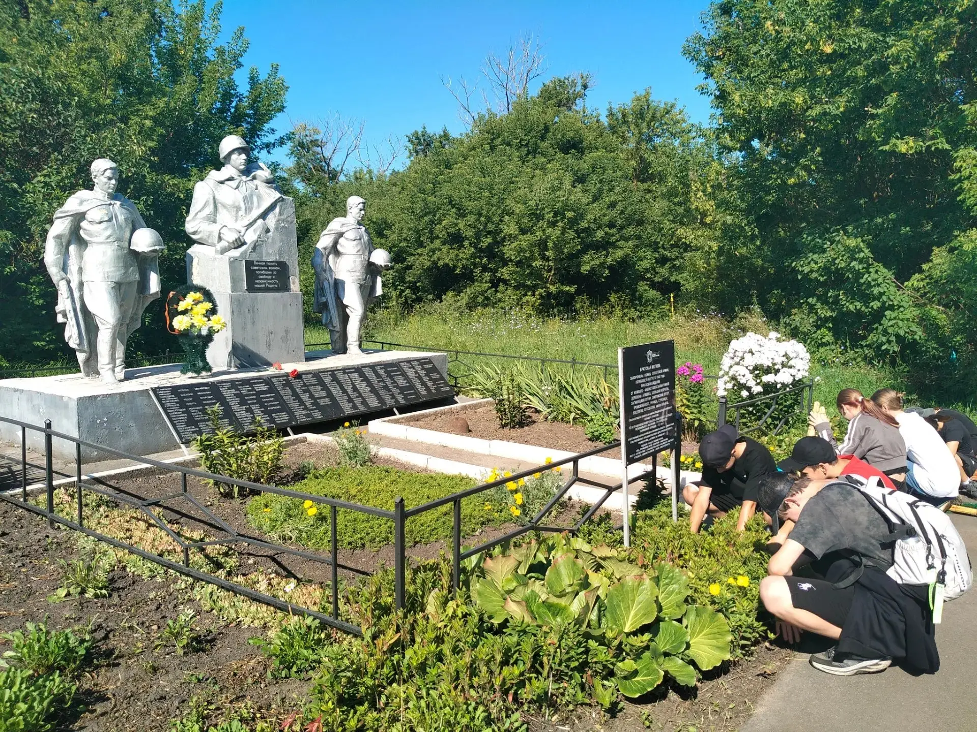 🙏 ✅ Благоустройство памятного места - эта та важная часть наших дел, с помощью которых мы выражаем 