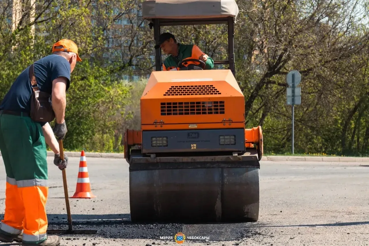🚧 На дорогах Чебоксар за неделю отремонтировано 1807 кв. м асфальта  За прошедшую неделю дорожные сл