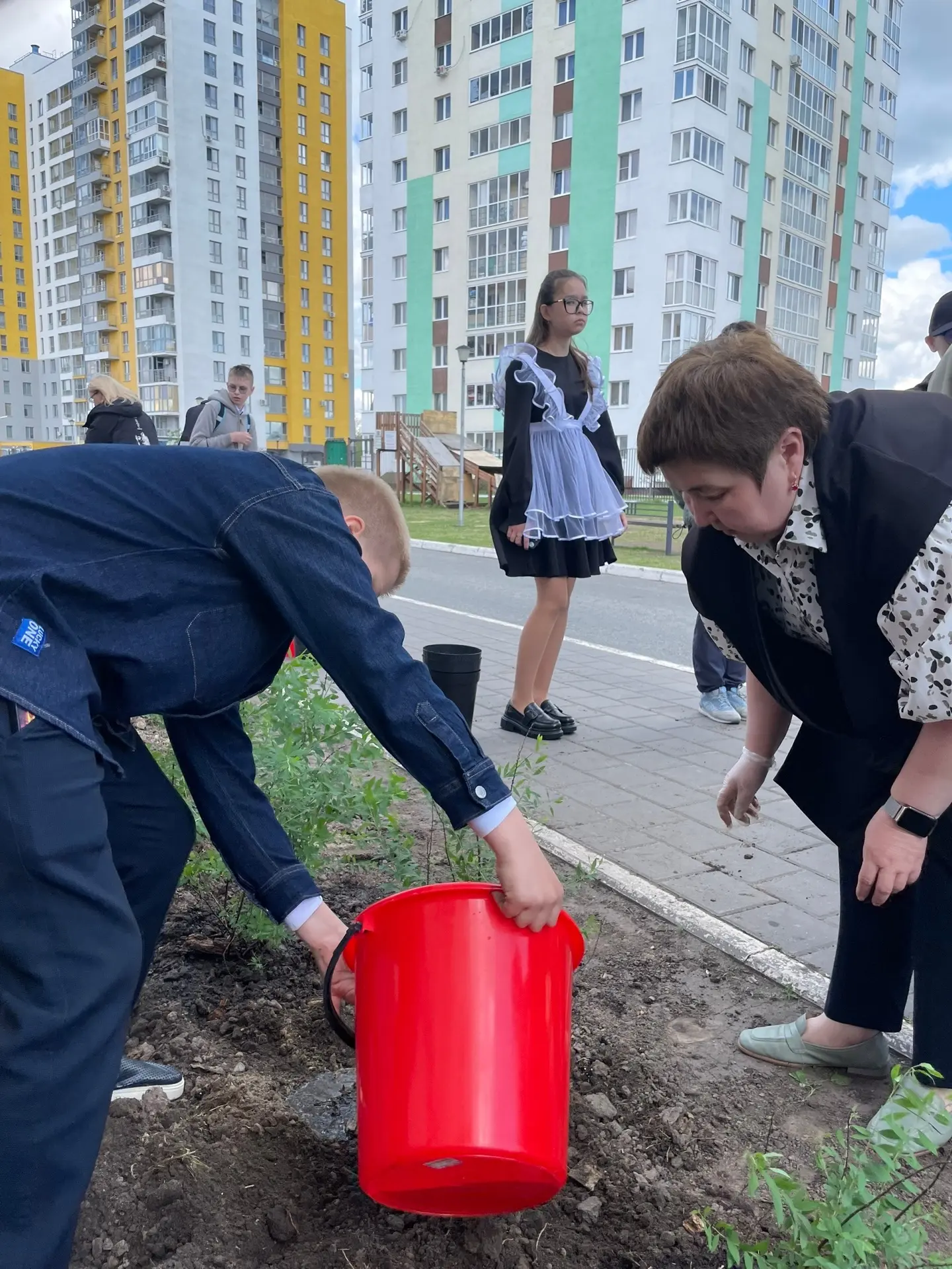 Сегодня на территории нашей школы состоялось тёплое и знаковое событие! 🌿 Выпускники 4-х, 9-х и 11-х