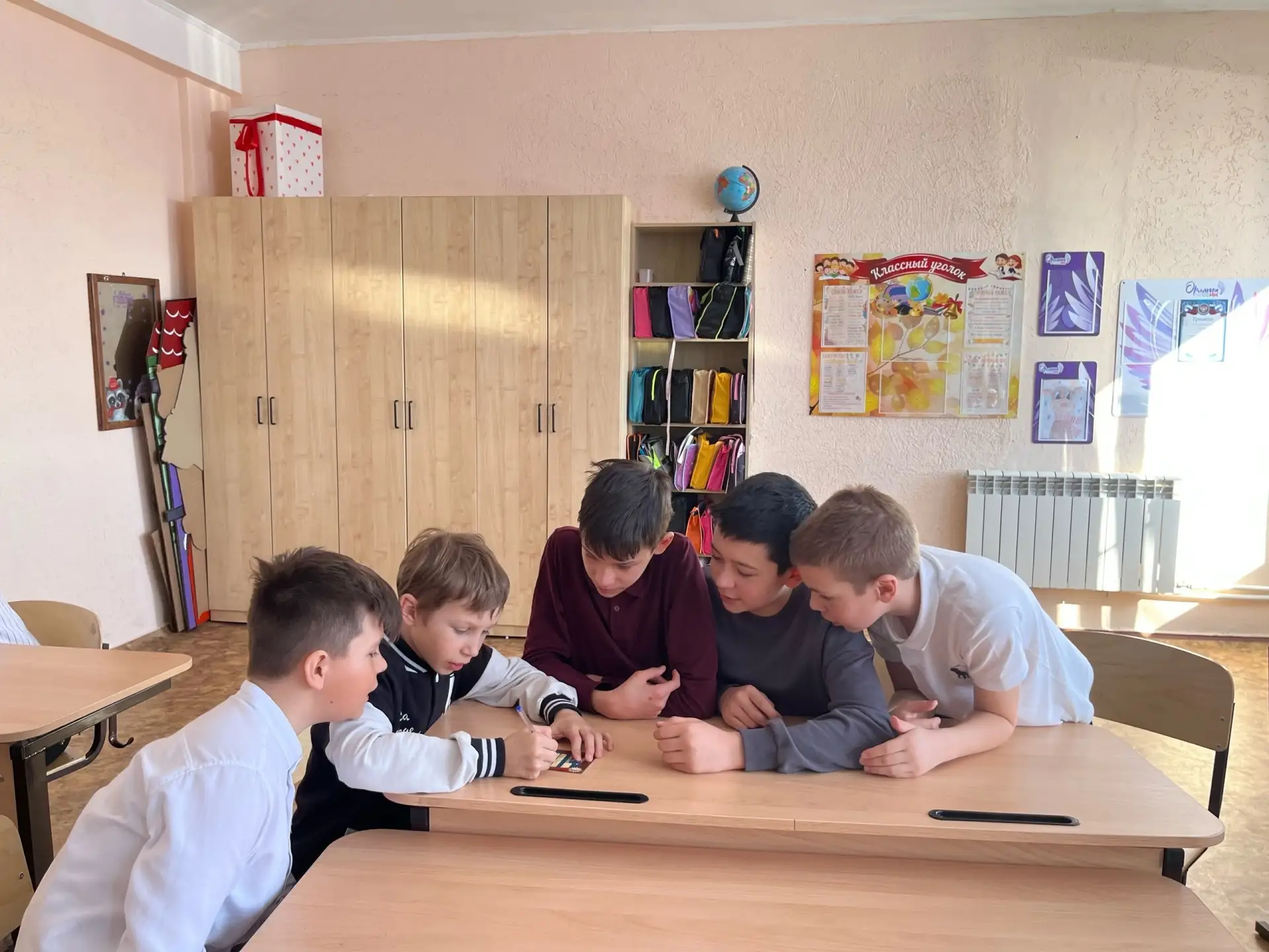 🎭 ДОБРО ПОЖАЛОВАТЬ В ТЕАТР!  Активисты Движения Первых провели экранную игру для 5-х классов!  «Теат