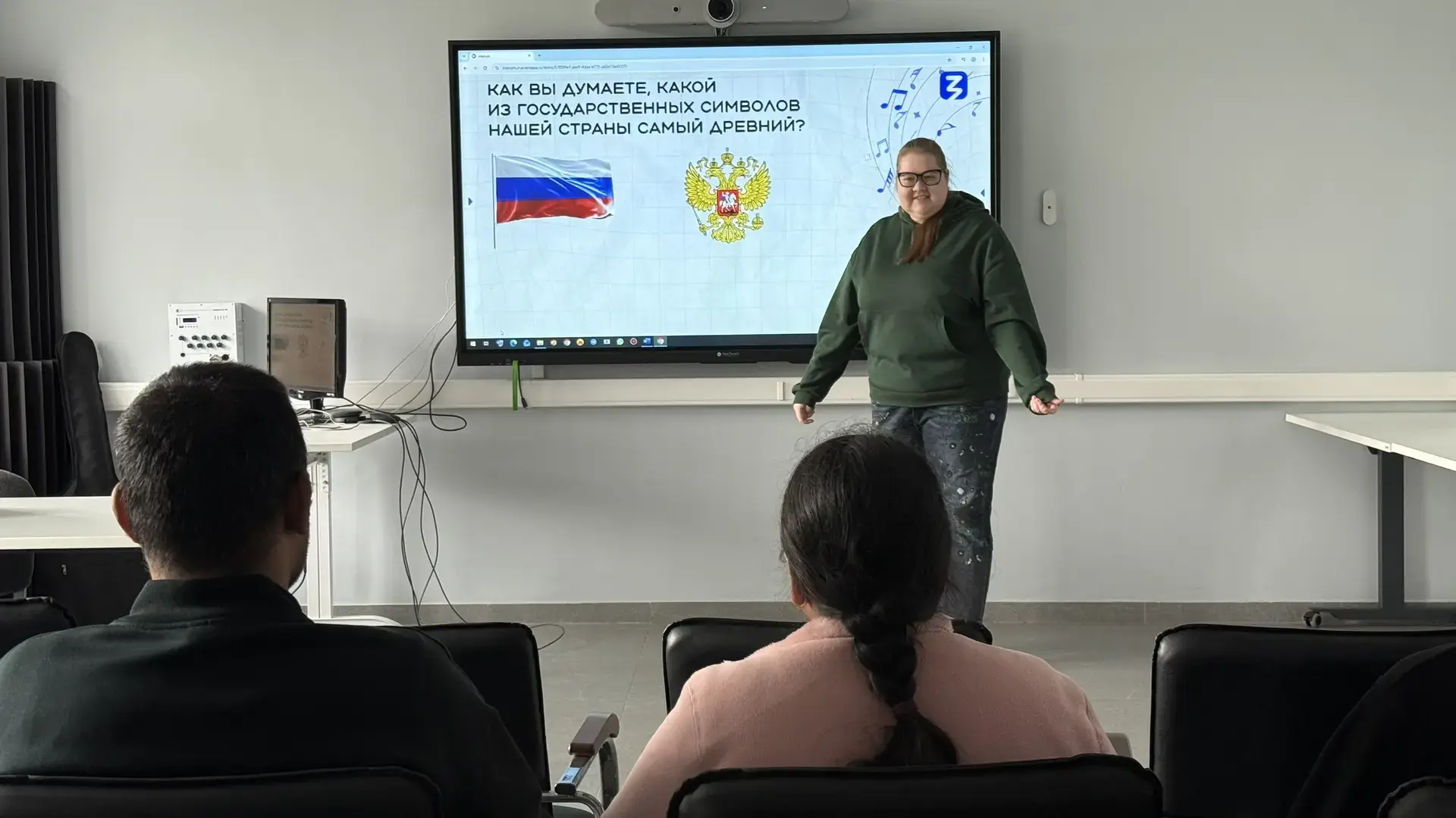 🇷🇺 Иностранные студенты АмГПГУ ознакомились с государственными символами России и историей их разв