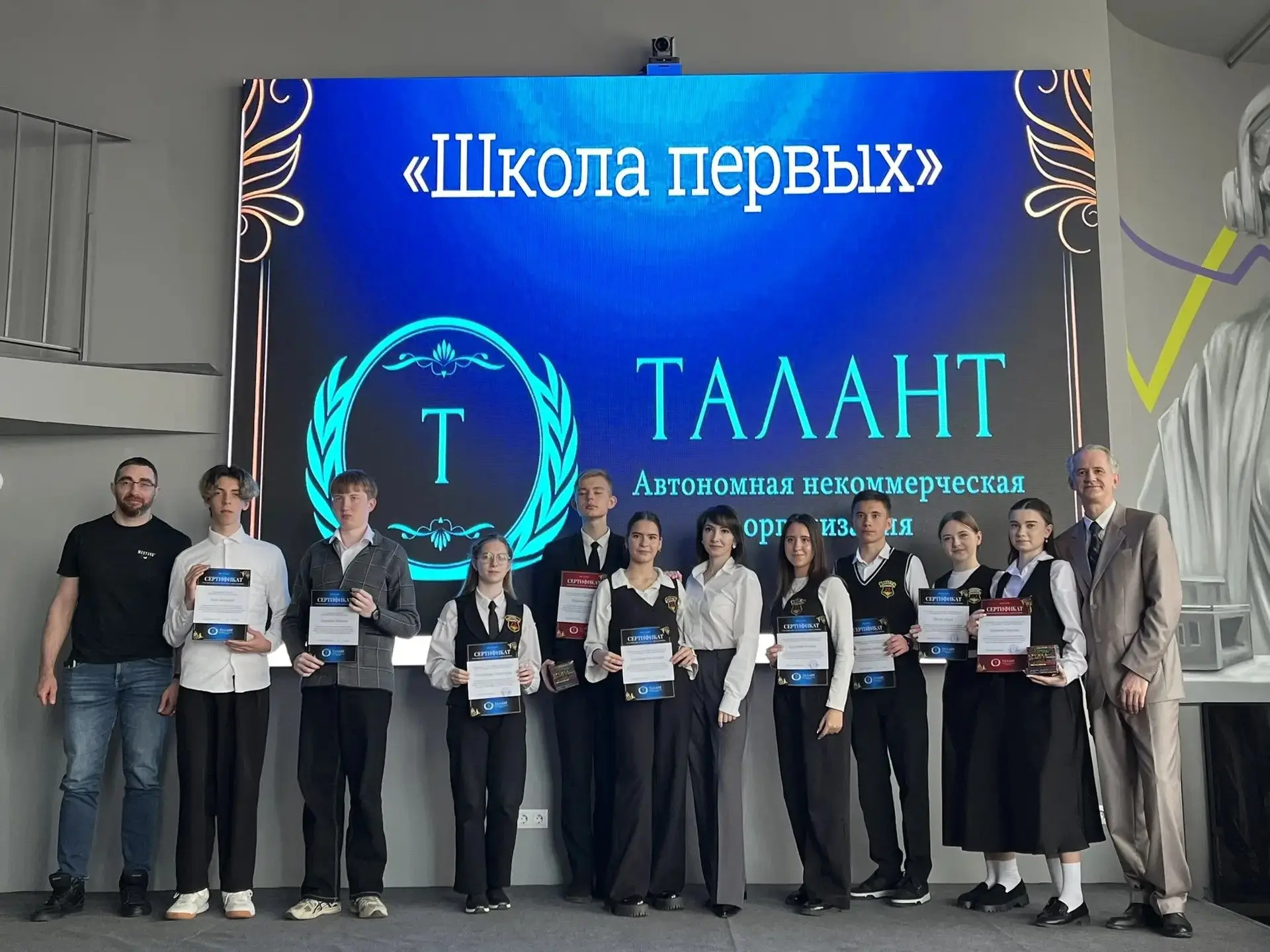 📅 Итоговый демо-день «Школы первых» Вчера, 28 апреля, прошёл итоговый демо-день шестого сезона интен