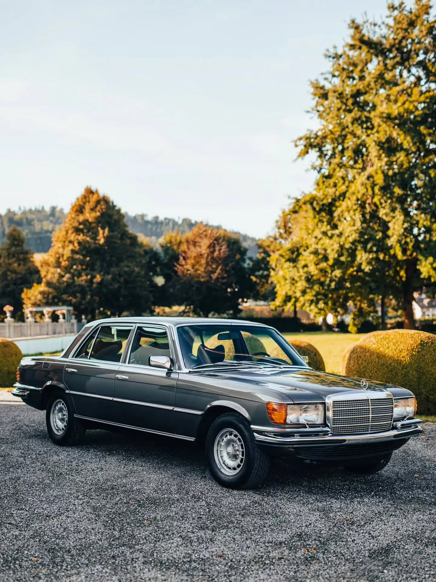 В 1970‑х годах Mercedes‑Benz стремился создать не просто роскошный седан, а автомобиль,...