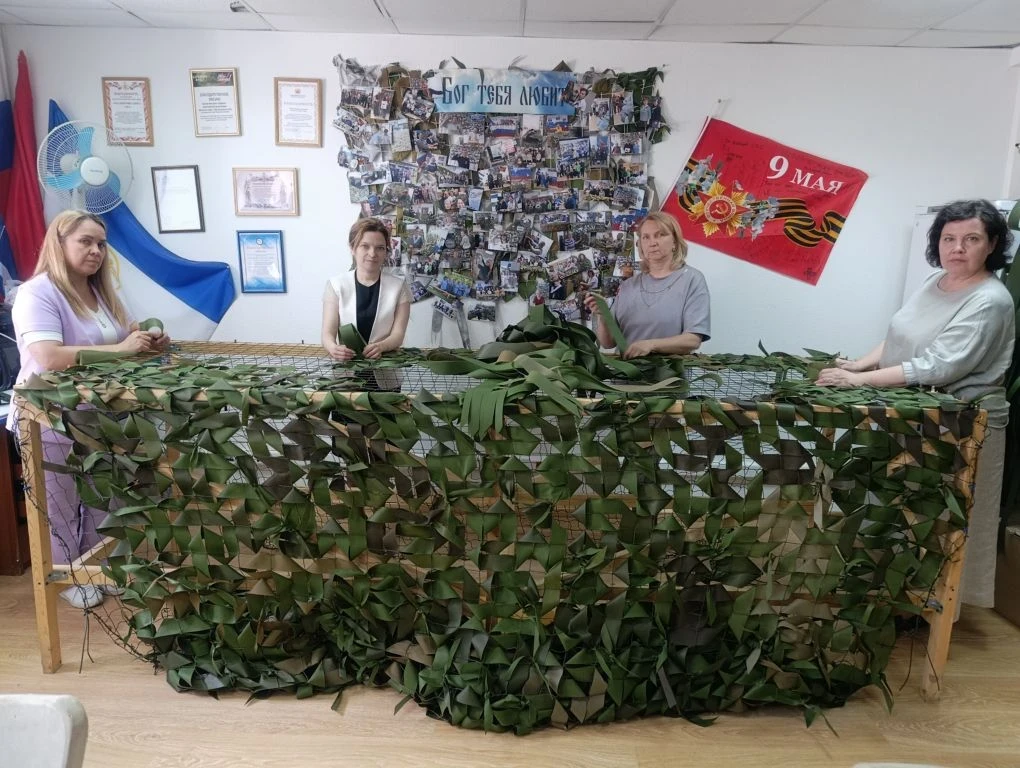 Сотрудники Минземимущества РБ приняли участие в плетении маскировочных сетей для участников СВО

Кол