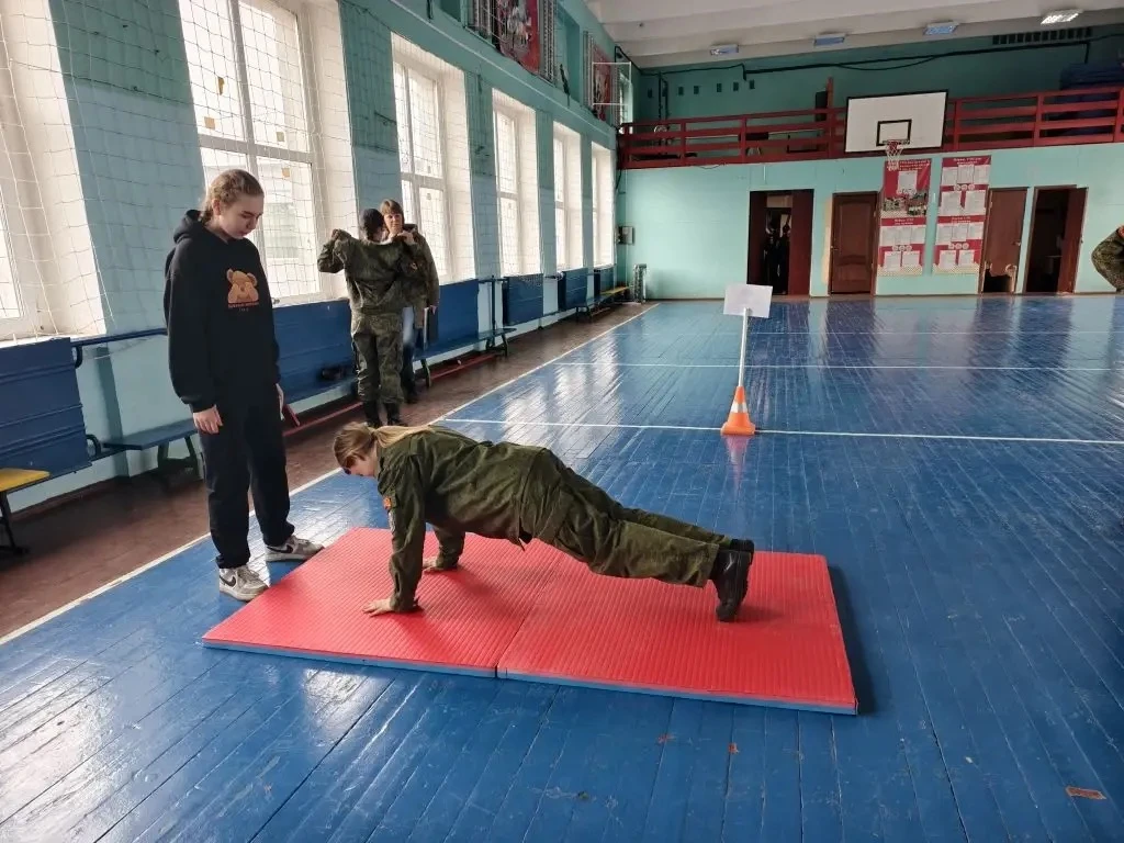 🇷🇺 Юнармейцы 8 «Г»: достойный бой в «Зарнице 2.0»!  На прошлой неделе наш кадетский 8 «Г» класс пред