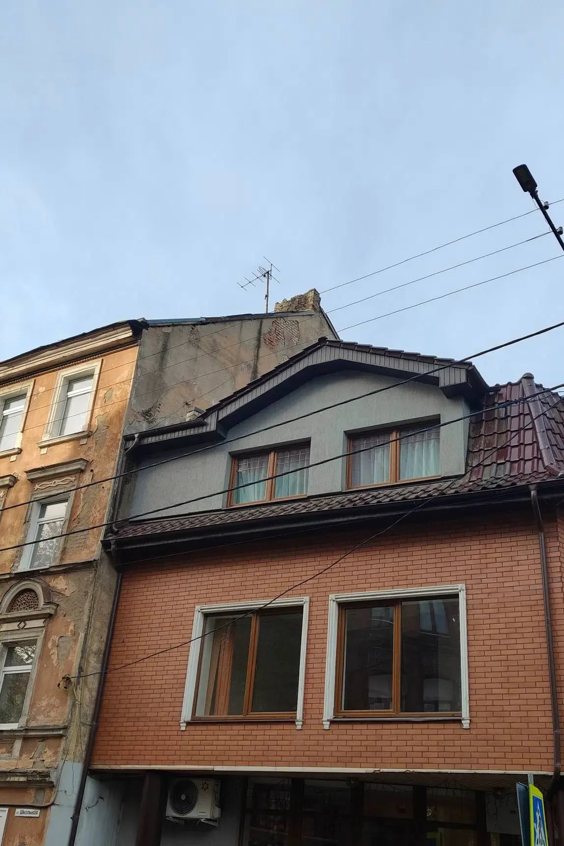 📍На Школьной 20 , напротив 1-ой гимназии разваливается дымоход.