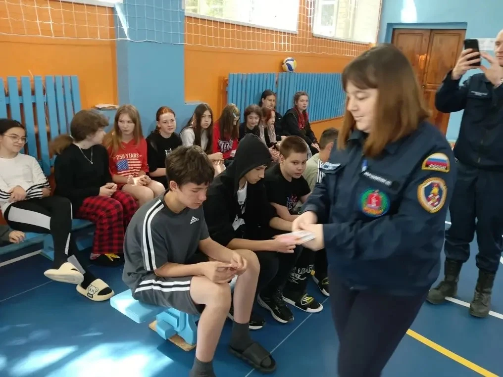 В Привольненской школе в начале  смены в лагере «Феникс» прошла встреча детей с инспект...