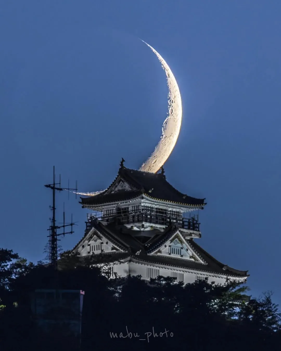 Молодой полумесяц Луны над замком Гифу, Япония 🌙

Красивый Космос 🪐