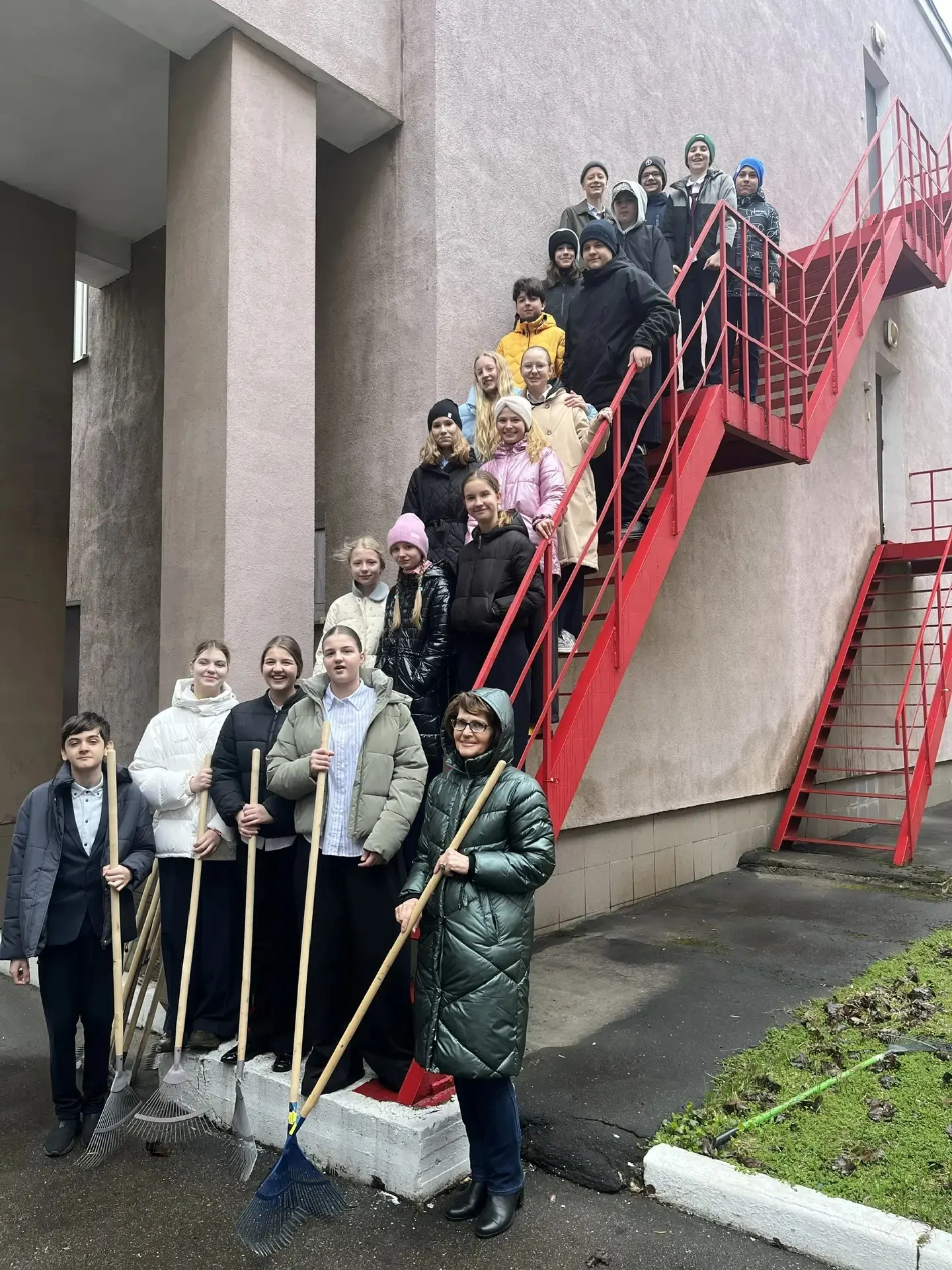 Городской субботник   Сегодня был полезный день! С утра мы дружным коллективом За нужный труд, отбро