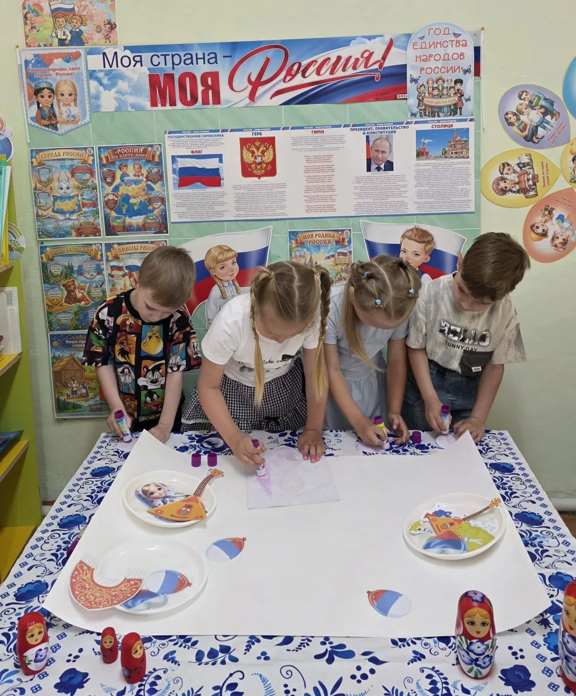 В преддверии Дня России дети из средней группы «Солнышко» создали яркий и красочный пла...