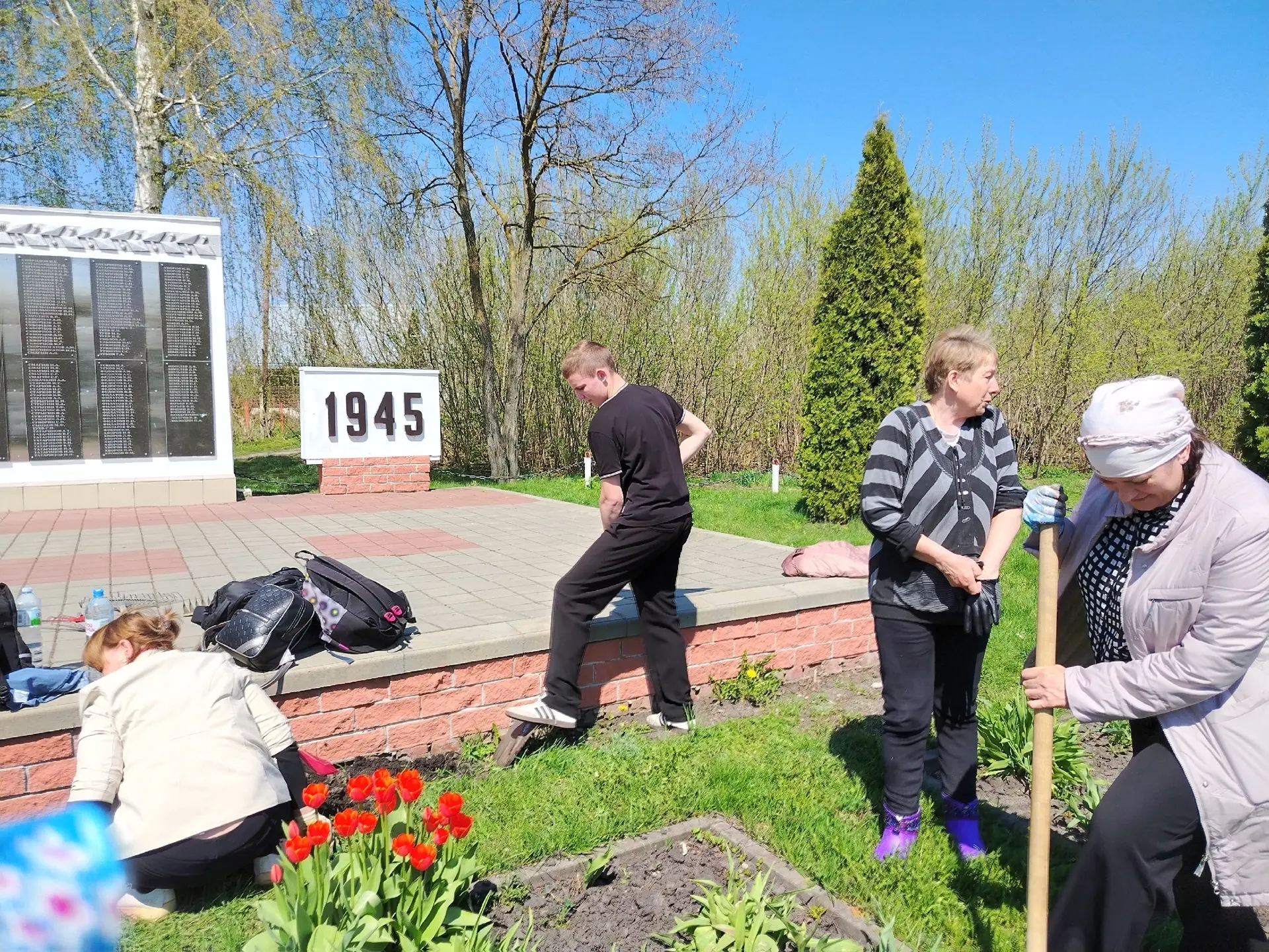 В преддверии празднования 81-годовщины Великой Победы у памятника погибшим в годы Великой Отечествен