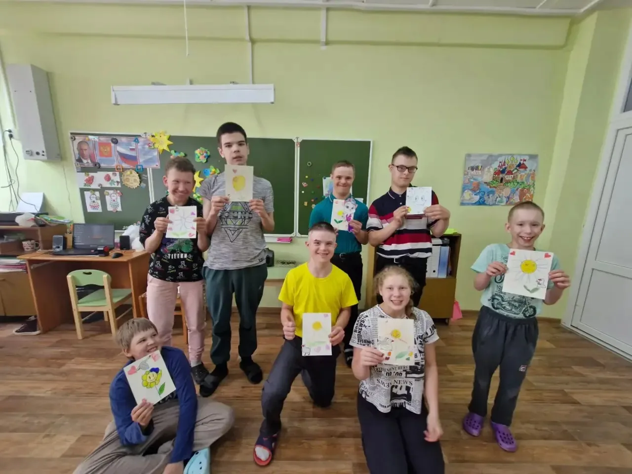 Сегодня в лагере — День семьи! ❤️ Утро начали с зарядки 💪, а потом мастерили ромашковые открытки и 