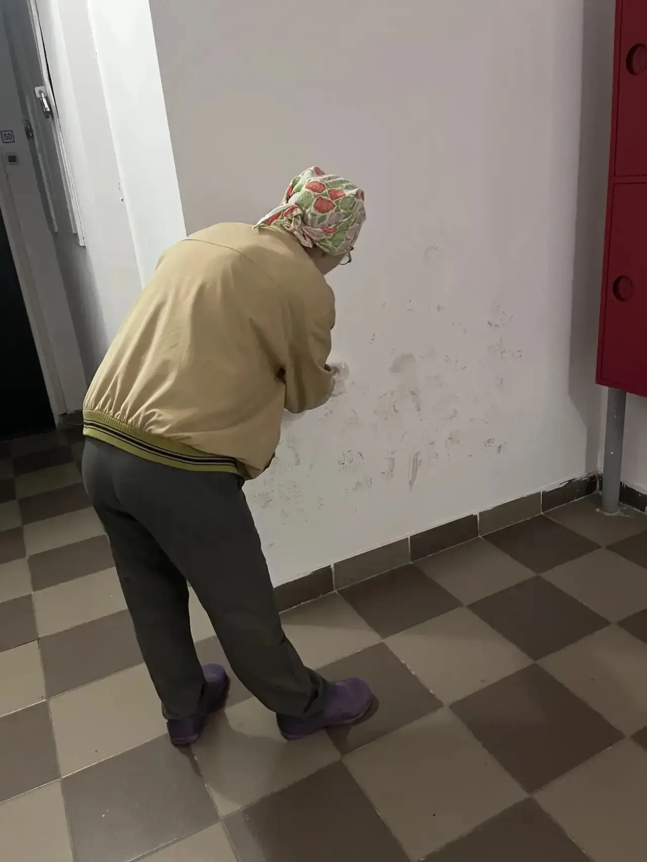 Кто‑то решил оставить свой след в истории…буквально 🥾😾

На стене в первом подъезде дома по Универс