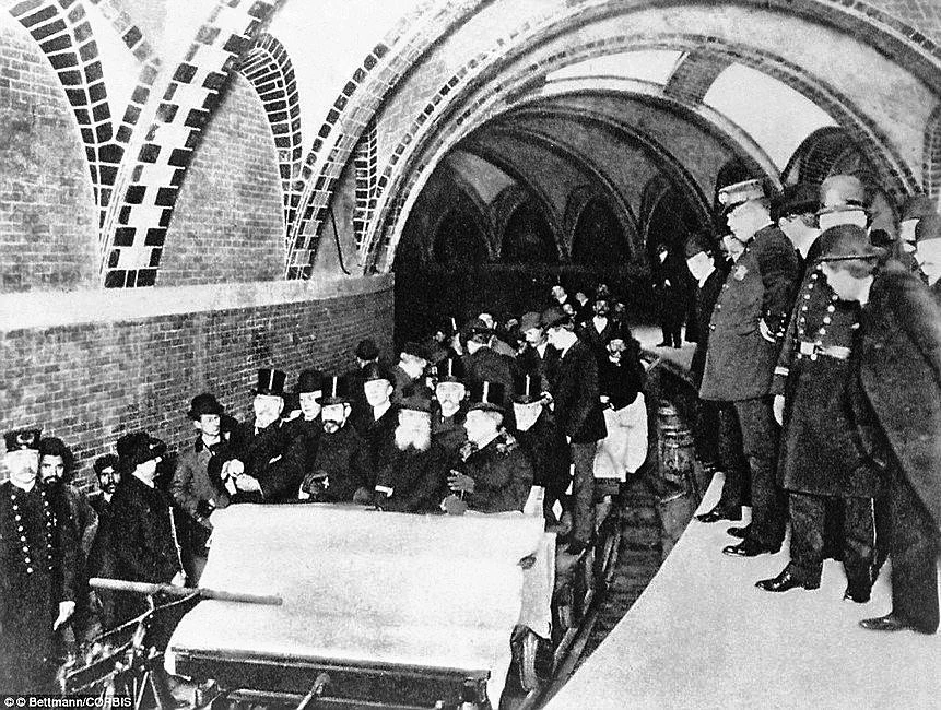 Первые пассажиры подземной линии метро в Нью-Йорке, США, 1904 год.