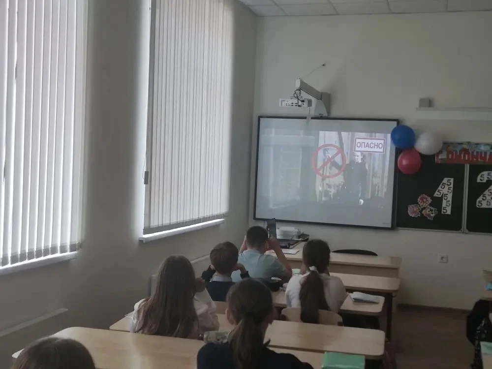 🚂 Внимание, юные пешеходы! В рамках детского месячника «Уступи дорогу поездам!» в начальной школе МО