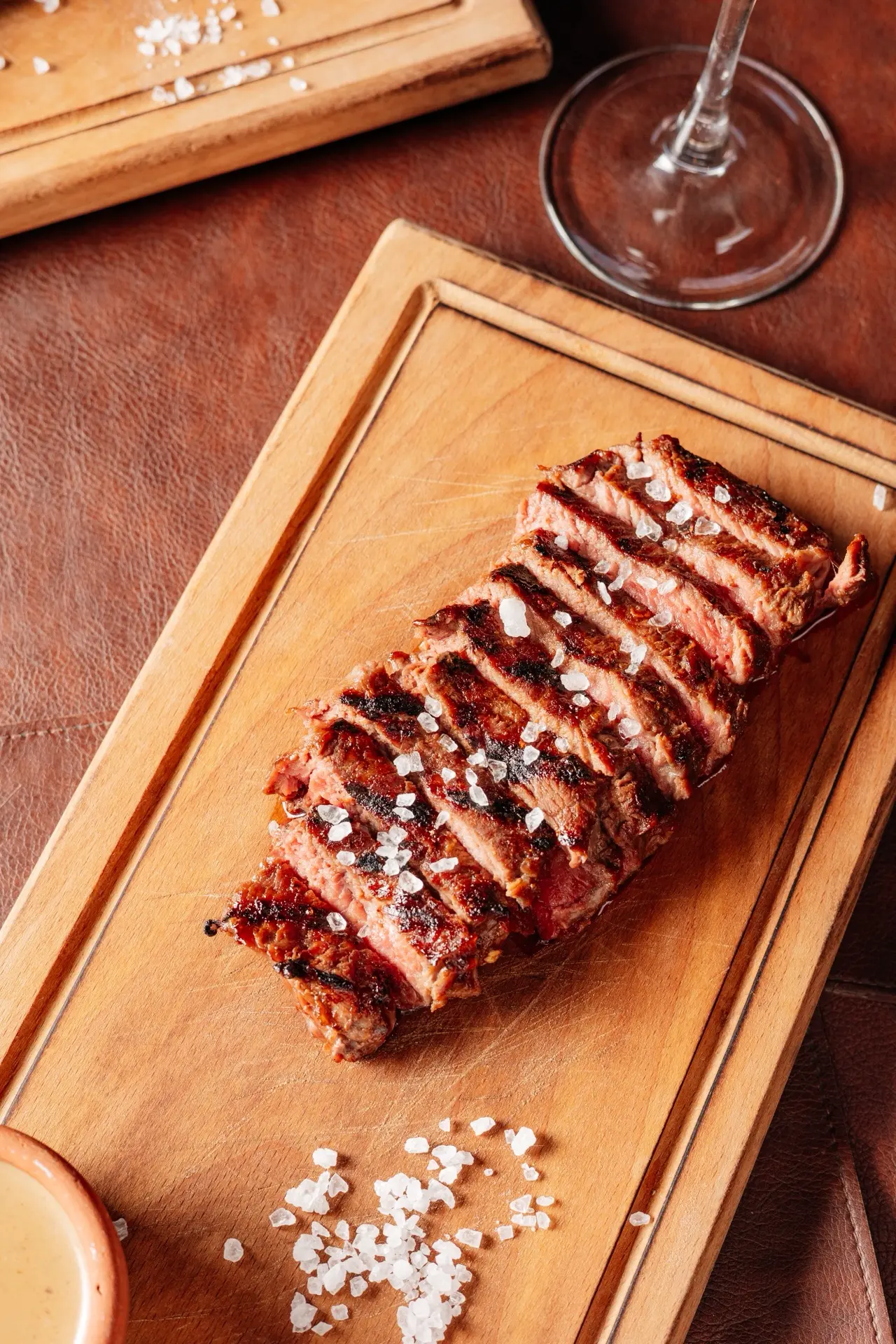 🥩🍷 Стейк с насыщенным вкусом и бокал вина — сочетание, которое не требует лишних слов.