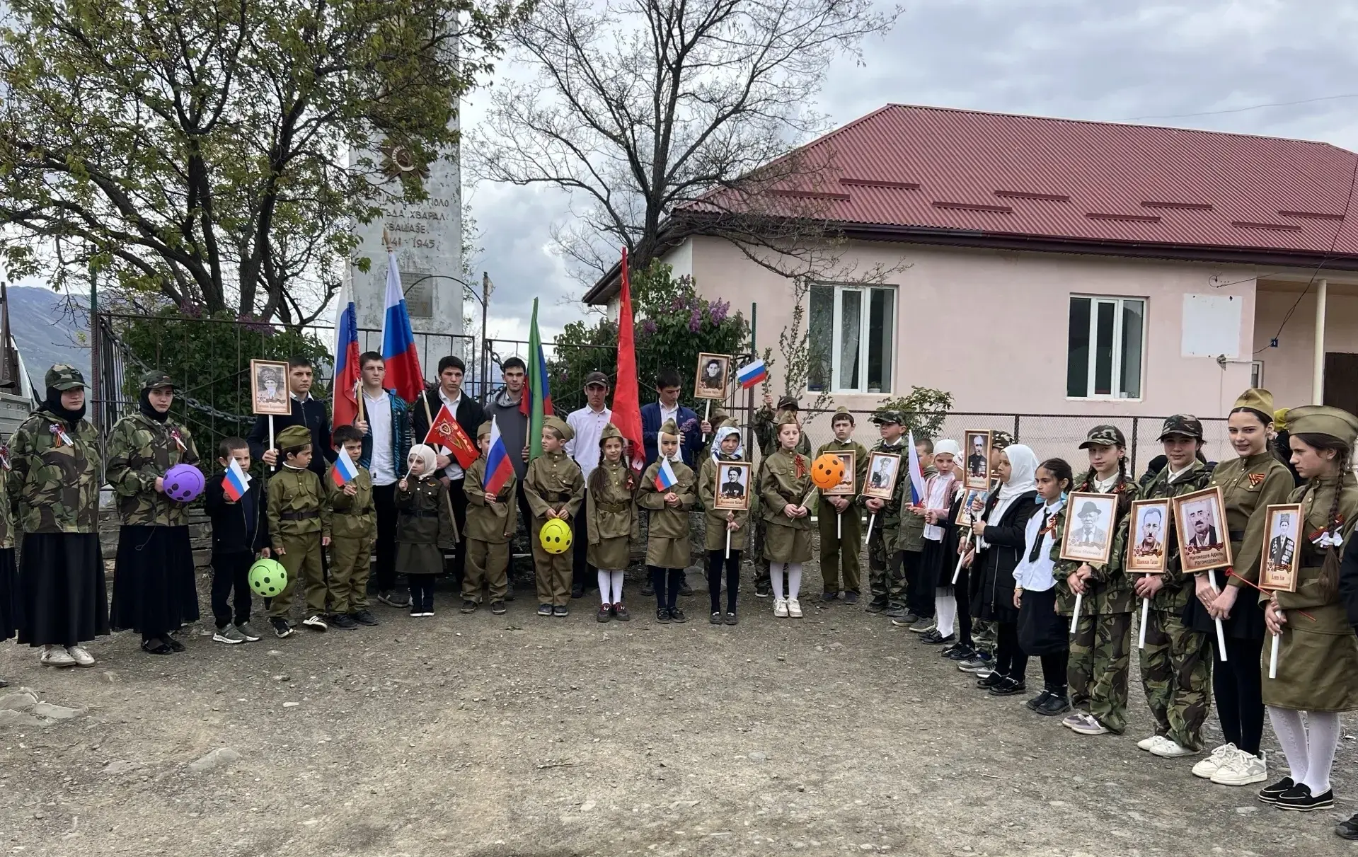 Седой Кавказ помнит ту войну,
И школа наша не даст уйти в забвенье.
Мы встали в строй, как встали в 
